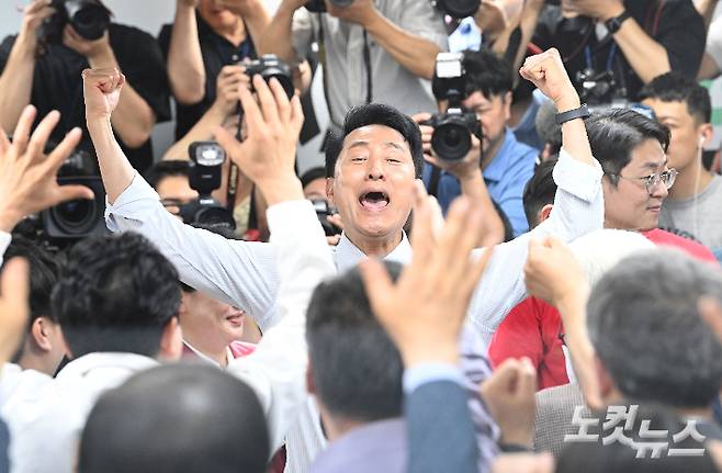 제9회전국동시지방선거에서 서울시장에 당선돼 서울시장 사상 첫 5선에 성공한 국민의힘 오세훈 서울시장 당선인이 4일 서울 종로구 선거캠프에서 당선 소감을 밝힌 뒤 포효하고 있다. 황진환 기자