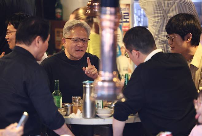 젠슨 황 엔비디아 최고경영자(CEO)와 최태원 SK그룹 회장, 구광모 LG그룹 회장, 이해진 네이버 의장이 5일 서울 마포구 홍대 인근 삼겹살 음식점 '형님 저요'에서 이른바 '삼소(삼겹살·소주) 회동''을 갖고 있다. 연합뉴스