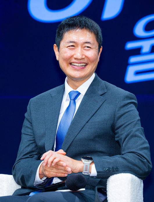 [OSEN=민경훈 기자] 2일 오후 서울 여의도 KBS 아트홀에서 KBS 2026 FIFA 북중미 월드컵 제작발표회가 진행됐다. 한국은 이번 대회 조별리그 A조에서 체코, 멕시코, 남아프리카공화국과 경쟁한다. 6월12일 체코전을 시작으로 19일 멕시코전, 25일 남아프리카공화국전을 차례로 치르며 32강 진출을 노린다.이영표 해설위원이 기자간담회를 하고 있다. 2026.06.02 /rumi@osen.co.kr