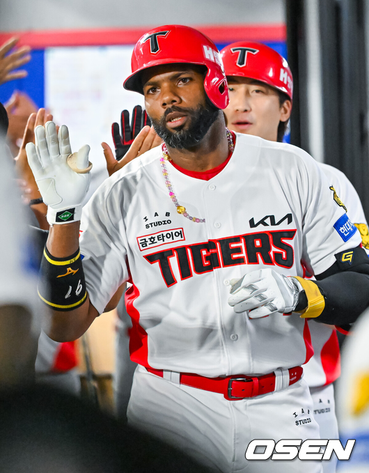 [OSEN=광주, 민경훈 기자] 4일 광주-기아 챔피언스필드에서 2026 신한 SOL KBO 리그 KIA 타이거즈와 롯데 자이언츠의 경기가 열렸다.이날 KIA는 시라카와, 롯데는 박세웅을 선발로 내세웠다.5회말 무사 주자 만루 KIA 아데를린이 좌월 만루 홈런을 때린 후 덕아웃에서 축하를 받고 있다. 2026.06.04 / rumi@osen.co.kr