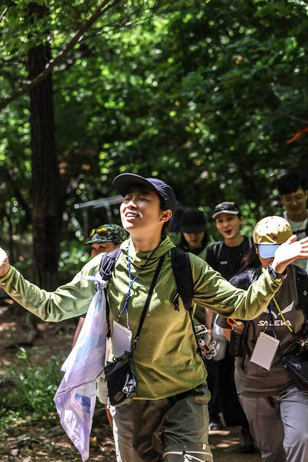익살스럽게 감각을 열어 산을 느끼는 동작을 취하는 유미선씨.