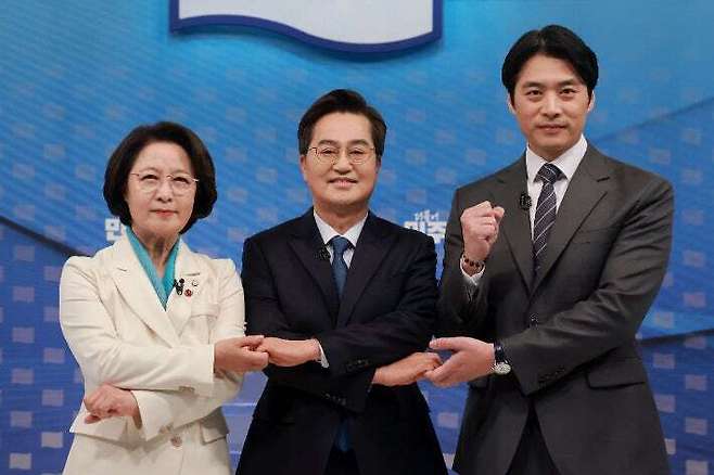 민주당 경기도지사 경선 당시 손을 맞잡은 추미애 당선인(왼쪽)과 김동연 지사(가운데). 연합뉴스