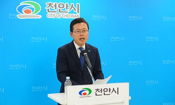 장기수 천안시장 당선인이 5일 천안시철브리핑실에서 기자회견을 열고&nbsp;“시민과 함께 천안대전환을 이루겠다”고 밝혔다.
