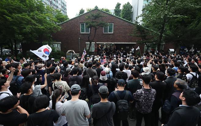 지난 4일 제9회 전국동시지방선거 및 국회의원 재·보궐선거 투표용지 부족으로 투표 시간이 오후 10시까지 연장됐던 서울 송파구 잠실7동 제2투표소 앞에서 투표함 반출에 반대하는 시민들이 모여 구호를 외치고 있다. 연합뉴스