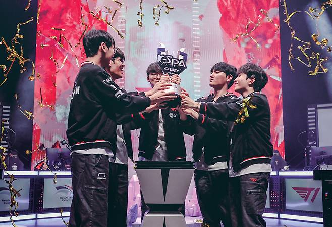 지난해 12월14일 '2025 LoL 케스파컵' 결승전에서 승리한 후 우승 트로피를 들어올리고 있는 페이커(가운데)와 T1 선수단 ⓒ한국e스포츠협회