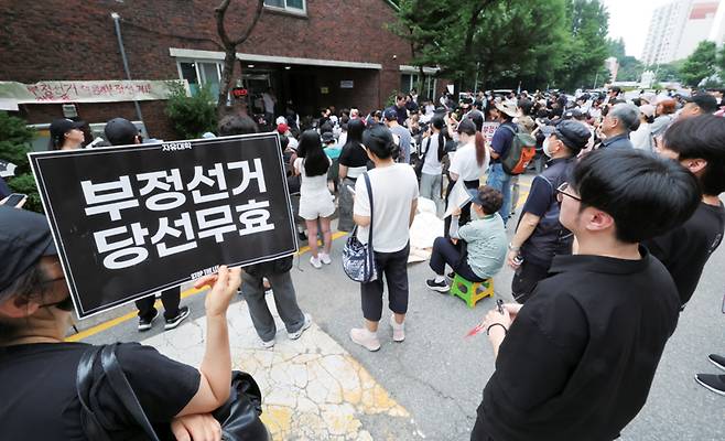 6월4일 제9회 전국동시지방선거 및 국회의원 재보궐선거 투표함 이송이 지연되고 있는 서울 송파구 잠실7동 제2투표소에서 시위대와 주민들이 부정선거를 외치며 입구를 봉쇄하고 있다. ⓒ시사저널 박정훈