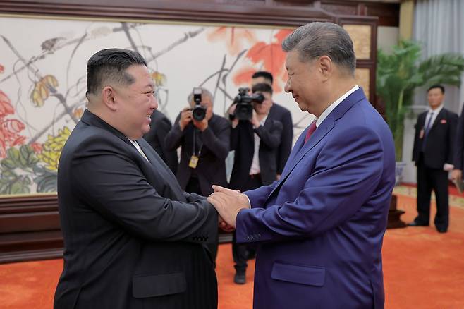 전승절 80주년 열병식 참석을 위해 중국을 방문한 김정은 북한 국무위원장이 2025년 9월4일 시진핑 중국 국가주석과 양자회담을 개최했다고 조선중앙통신이 보도했다. ⓒ조선중앙통신 연합