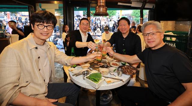 젠슨 황 엔비디아 CEO(오른쪽부터)와 최태원 SK그룹 회장, 구광모 LG그룹 회장, 이해진 네이버 의장이 5일 서울 마포구 홍대입구역 인근 삼겹살 음식점 '형님 저요'에서 '삼소(삼겹살·소주) 회동'을 갖고 있다. ⓒ연합뉴스