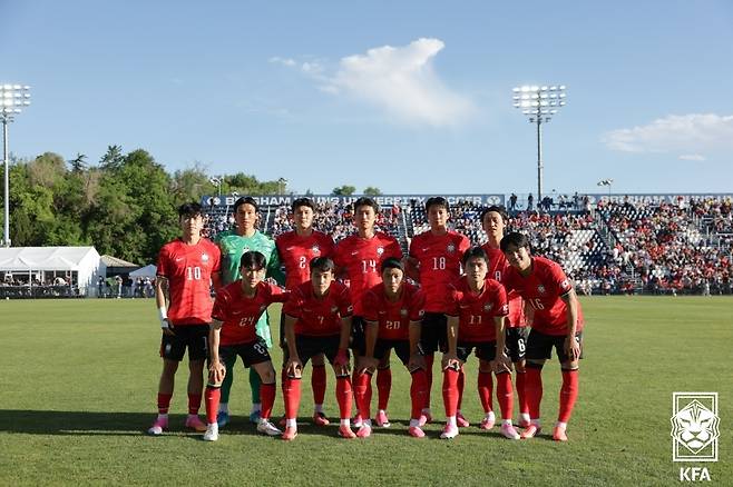 홍명보 감독이 이끄는 축구대표팀이 지난 4일 엘살바도르와 평가전을 앞두고 기념사진을 촬영하고 있다. 대한축구협회 제공