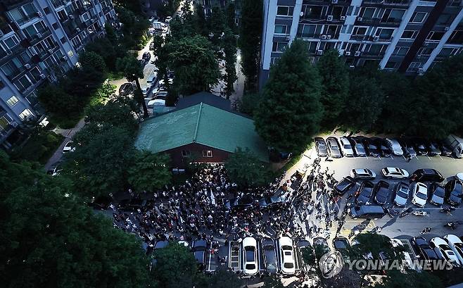 밤새 투표함 반출 반대하는 시민들 (서울=연합뉴스) 김인철 기자 = 4일 제9회 전국동시지방선거 및 국회의원 재·보궐선거 투표용지 부족으로 투표 시간이 오후 10시까지 연장됐던 서울 송파구 잠실7동 제2투표소 앞에서 투표함 반출에 반대하는 시민들이 밤새 구호를 외치고 있다. 2026.6.4 yatoya@yna.co.kr