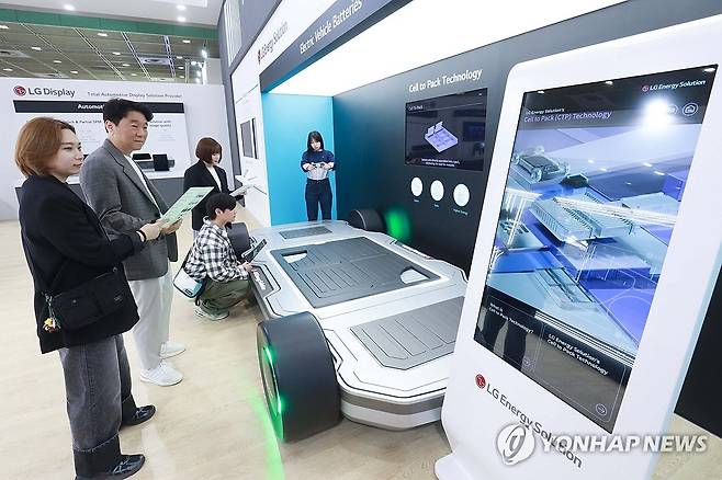 세계 전기차 학술대회·전시회 'EVS37'에 출품된 LG에너지솔루션의 전기차 배터리 관련 전시품 [연합뉴스 자료사진. LG 제공. 재판매 및 DB 금지]
