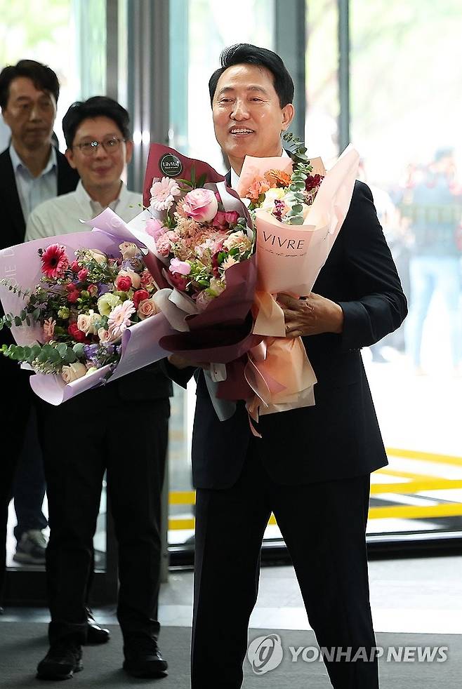 꽃다발 든 오세훈 서울시장 (서울=연합뉴스) 이지은 기자 = 오세훈 서울시장이 4일 서울시청으로 들어서며 직원들에게 받은 꽃다발을 들고 있다. 2026.6.4 [공동취재] jieunlee@yna.co.kr