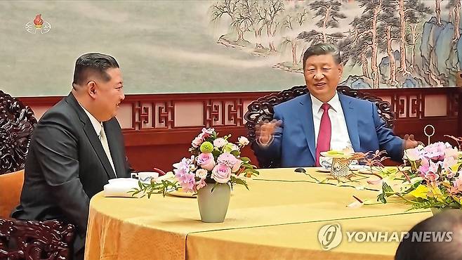 연회 참석한 김정은-시진핑 (서울=연합뉴스) 북한 조선중앙TV는 6일 김정은 국무위원장의 지난 2~4일 중국 방문을 담은 기록영화를 방영했다. 사진은 중앙TV가 공개한 김정은 위원장과 시진핑 중국 국가 주석간 북-중 정상회담에 이어 시 주석이 마련한 연회에 참석한 모습.[조선중앙TV 화면] 2025.9.6 
    [국내에서만 사용가능. 재배포 금지. For Use Only in the Republic of Korea. No Redistribution] nkphoto@yna.co.kr