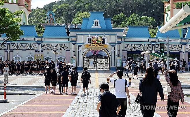 '늑구 보자' 재개장 첫날 오월드 북적 (대전=연합뉴스) 이재림 기자 = 5일 대전 중구 대전 오월드 입구가 체험학습 나온 학생들로 북적이고 있다. 지난 4월 늑대 '늑구' 탈출 사태 여파로 운영을 중단했던 오월드는 시설 보완을 마치고 이날 약 두 달 만에 재개장했다. 2026.6.5 walden@yna.co.kr