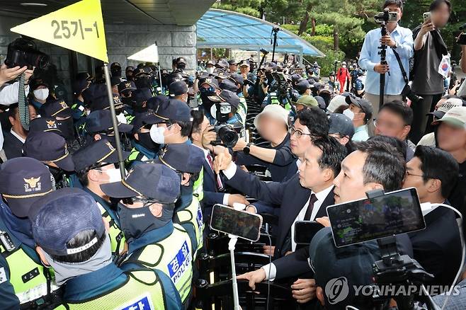 송파 개표소 찾은 장동혁 대표 (서울=연합뉴스) 이진욱 기자 = 국민의힘 장동혁 대표가 5일 잠실7동 투표함 개표가 진행되고 있는 서울 송파구 올림픽공원 핸드볼경기장을 찾아 경찰과 대치하고 있다. 2026.6.5 cityboy@yna.co.kr