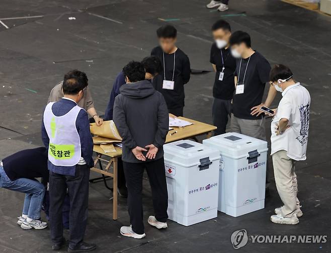 개표소 도착한 잠실7동 제2투표소 투표함 (서울=연합뉴스) 이진욱 기자 = 5일 서울 송파구 잠실7동 제2투표소에서 이송된 투표함이 개표소인 올림픽공원 핸드볼경기장에 도착하고 있다. 2026.6.5 cityboy@yna.co.kr