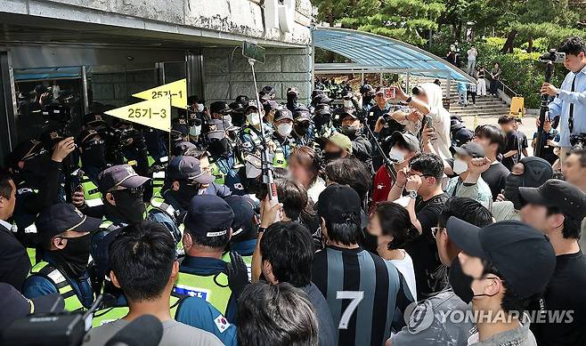 잠실 투표함 개표소에 시위대 재집결 (서울=연합뉴스) 이진욱 기자 = 2박 3일 봉쇄 사태'가 발생한 서울 송파구 잠실7동 제2투표소에 대한 개표가 진행 중인 가운데, 부정선거를 주장하는 시위대가 5일 개표소인 올림픽공원 핸드볼경기장 앞에서 개표 중단을 요구하고 있다. 2026.6.5 cityboy@yna.co.kr