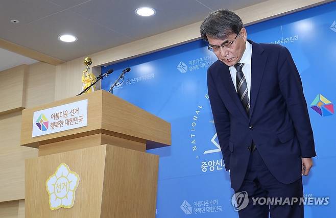 노태악 선관위원장 대국민 사과 (과천=연합뉴스) 이진욱 기자 = 노태악 중앙선거관리위원장이 5일 경기도 과천 중앙선거관리위원회에서 투표용지 부족 사태에 대한 대국민 사과를 하고 있다. 2026.6.5 cityboy@yna.co.kr
