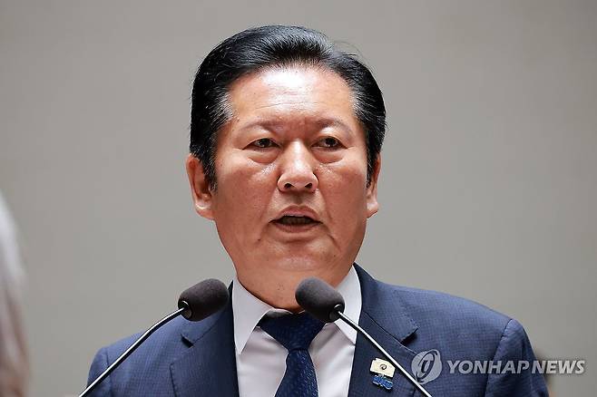 발언하는 민주당 정청래 대표 (서울=연합뉴스) 신현우 기자 = 더불어민주당 정청래 대표가 5일 국회에서 22대 국회 후반기 의장단을 선출하는 본회의를 앞두고 열린 의원총회에 참석해 발언하고 있다. 2026.6.5 nowwego@yna.co.kr