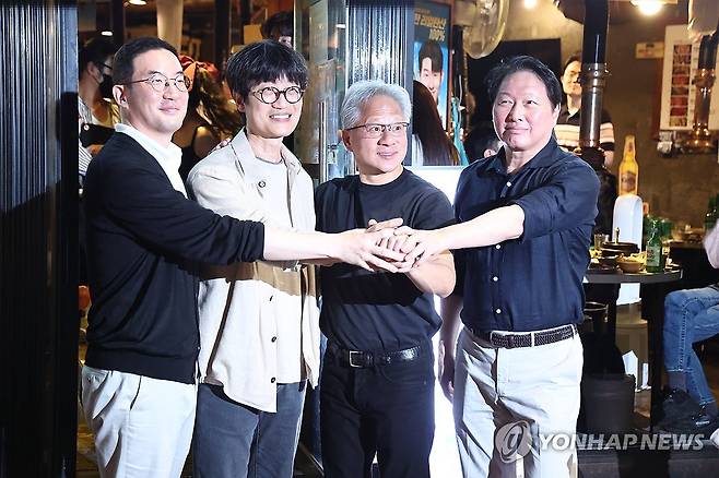 '우리는 하나' (서울=연합뉴스) 윤동진 기자 =  젠슨 황 엔비디아 최고경영자(CEO)가 5일 서울 마포구 홍대 인근 삼겹살 음식점 '형님 저요'에서 최태원 SK그룹 회장, 구광모 LG그룹 회장, 이해진 네이버 의장과 이른바 '삼소(삼겹살·소주) 회동’을 하며 포즈를 취하고 있다. 2026.6.5 mon@yna.co.kr