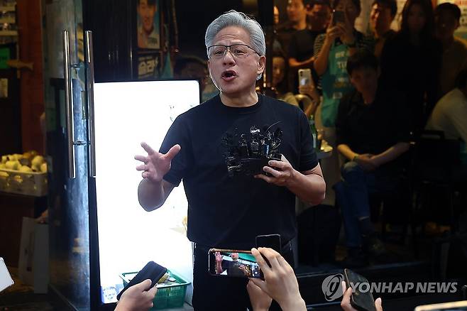 취재진 질문에 답하는 젠슨 황 CEO (서울=연합뉴스) 윤동진 기자 =  젠슨 황 엔비디아 최고경영자(CEO)가 5일 서울 마포구 홍대 인근 삼겹살 음식점 '형님 저요'에서 최태원 SK그룹 회장, 구광모 LG그룹 회장, 이해진 네이버 의장과 '삼소(삼겹살·소주) 회동’을 하며 취재진 질문에 답하고 있다. 2026.6.5 mon@yna.co.kr