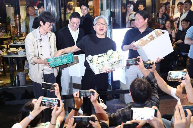 젠슨 황 엔비디아 최고경영자(CEO)가 5일 서울 마포구 홍대 인근 삼겹살 음식점 '형님 저요'에서 최태원 SK그룹 회장, 구광모 LG그룹 회장, 이해진 네이버 의장과 '삼소(삼겹살·소주) 회동’을 하며 각종 간식을 시민들에게 나눠주고 있다.[사진=연합뉴스]