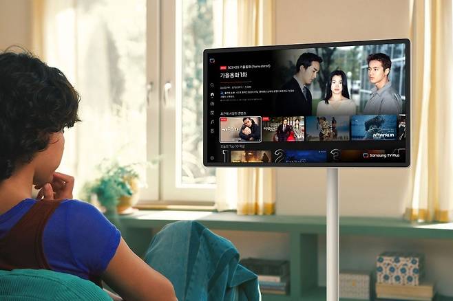 삼성전자 모델이 삼성 TV 플러스를 이용하는 모습.[사진=삼성전자]