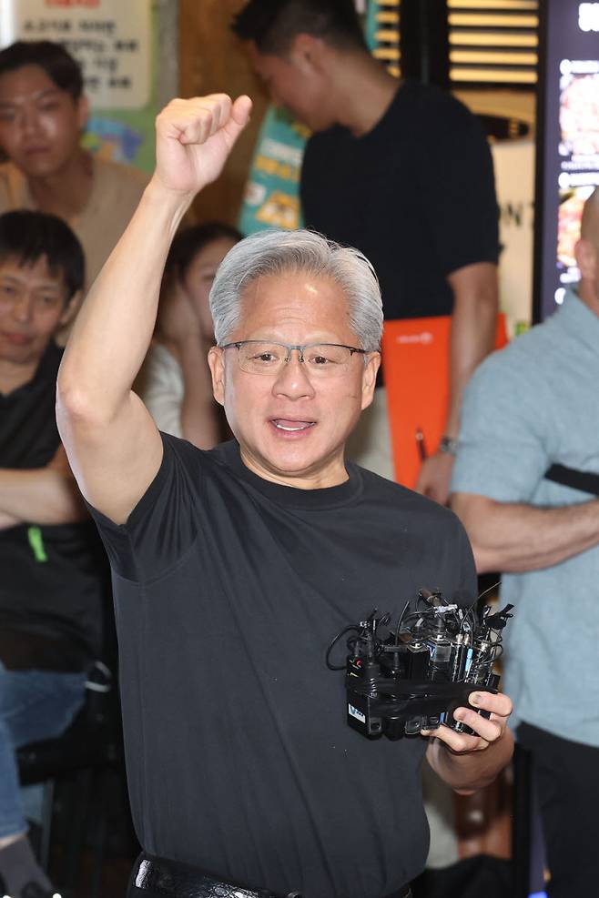 [이데일리 이영훈 기자]  젠슨 황 엔비디아 최고경영자(CEO)와 최태원 SK그룹 회장, 구광모 LG그룹 회장, 이해진 네이버 의장이 5일 서울 마포구 삼겹살 음식점 '형님 저요'에서 이른바 '삼소(삼겹살·소주) 회동’을 하던 중 취재진 질문에 답하고 있다.