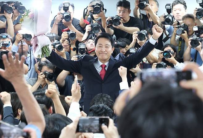 지지자 향해 인사하는 오세훈 후보(사진=연합뉴스)