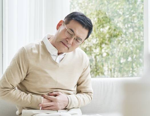 중년 남성이 복부 통증을 호소하고 있다. 타르처럼 끈적하고 흑변, 상복부 통증, 호흡곤란, 어지럼증 등 증상을 보인 50대 남성의 사례가 보고됐다. 의료진은 위에서 큰 덩어리를 발견해 위암을 의심했으나 정밀 검사 결과 헬리코박터균에 의한 만성 위염과 출혈로 판명됐다. 사진=게티이미지뱅크