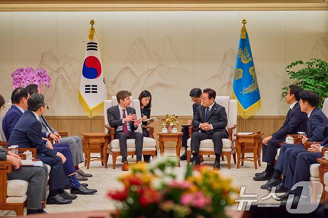 이재명 대통령이 서울 용산 대통령실 청사에서 샘 올트먼 오픈AI 대표를 접견하고 있다. (대통령실 제공. 재판매 및 DB 금지) 2025.10.1 ⓒ 뉴스1 허경 기자