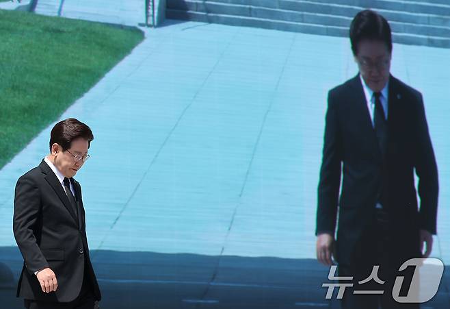 이재명 대통령이 6일 서울 동작구 국립서울현충원에서 열린 제71회 현충일 추념식에서 추념사를 마친 후 자리로 되돌아가고 있다. (청와대통신사진기자단) 2026.6.6 ⓒ 뉴스1 이재명 기자