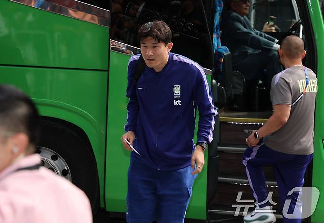대한민국 축구대표팀 김민재가 5일(현지시간) 2026 국제축구연맹(FIFA) 북중미월드컵이 열리는 멕시코 할리스코 과달라하라에 도착, 호텔로 이동하고 있다. 2026.6.6 ⓒ 뉴스1 임세영 기자