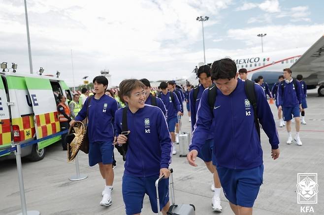 대한민국 축구대표팀 이강인과 김민재가 5일(현지시간) 2026 국제축구연맹(FIFA) 북중미월드컵이 열리는 멕시코 할리스코 과달라하라의 미겔 이달고 이 코스티야 국제공항으로 도착, 이야기를 나누며 이동하고 있다. (대한축구협회 제공. 재판매 및 DB 금지) 2026.6.6 ⓒ 뉴스1