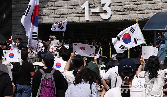 6·3 지방선거 투표용지 부족 사태에 반발한 시민들이 6일 오전 서울 송파구 올림픽공원 핸드볼경기장 개표소 앞에 모여 재선거를 요구하는 구호를 외치고 있다. 2026.6.6 ⓒ 뉴스1 구윤성 기자