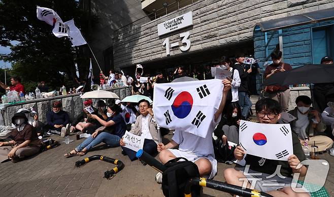 6·3 지방선거 투표용지 부족 사태에 반발한 시민들이 6일 오전 서울 송파구 올림픽공원 핸드볼경기장 개표소 앞에 모여 재선거를 요구하는 구호를 외치고 있다. 2026.6.6 ⓒ 뉴스1 구윤성 기자