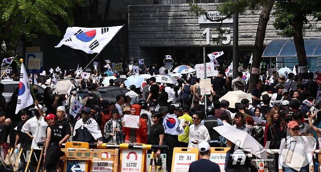6·3 지방선거 투표용지 부족 사태에 반발한 시민들이 6일 서울 송파구 올림픽공원 핸드볼경기장 개표소 앞에 모여 재선거를 요구하는 구호를 외치고 있다. 2026.6.6 ⓒ 뉴스1 구윤성 기자