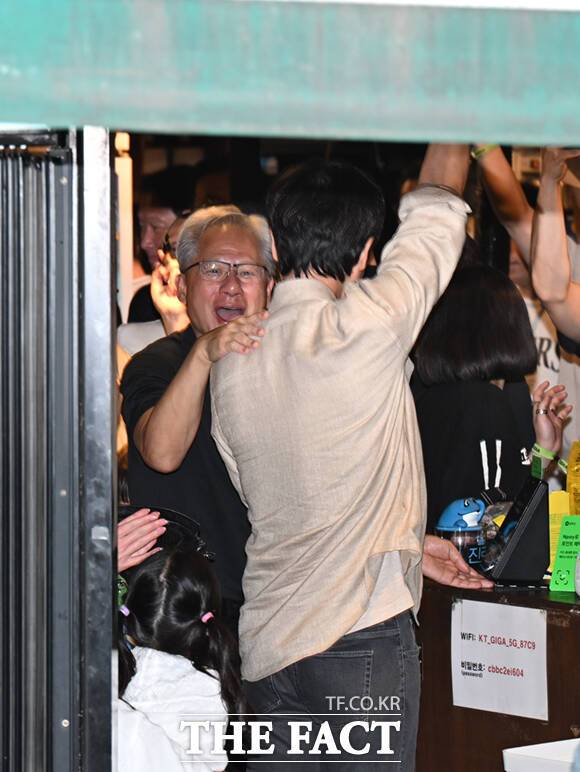 이날 회식 비용을 네이버 페이로 결제하는 이 의장.