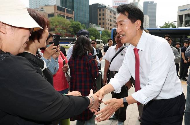 6·3 지방선거에서 서울시장 당선이 사실상 확정된 국민의힘 오세훈 후보가 4일 서울시청으로 향하면서 시민들의 축하 인사를 받고 있다. 연합뉴스