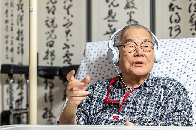 이근후 박사는 여전히 긍정적이고 유쾌했다. 눈도 잘 보이지 않고 귀도 거의 들리지 않지만 책까지 펴냈다. 마이크와 헤드셋을 연결해 소리를 증폭시키는 방식으로 이뤄진 대화에서 이 박사는 “좋든 나쁘든, 나에게 닥친 이 순간에 충실할 때 인생이 즐거워진다”고 했다. /이신영 영상미디어 기자
