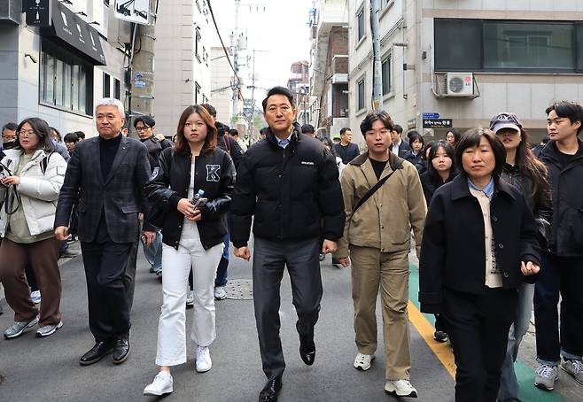 오세훈 서울시장이 지난 3월 9일 전월세 청년 주거난 관련 현장 점검을 위해 서울 동대문구 휘경동 1인 가구 밀집 지역을 방문해 대학생, 취업준비생, 공인중개사 등과 주변을 돌아보고 있다. /연합뉴스