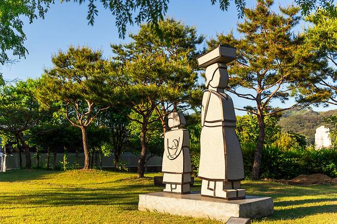 '양구군립 박수근미술관' 산책로. 어린이미술관, 라키비움 전시관, 박수근 묘소까지 꼼꼼하게 탐방하면 한나절이 걸린다. / 이건송 영상미디어 기자