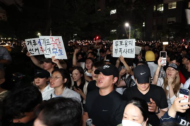 6·3 지방선거 투표용지 부족 사태가 벌어졌던 서울 송파구 잠실7동 제2투표소 앞 4일 새벽에 시민들이 모여 '개표 중단과 선거무효'를 요구하고 있다. /뉴스1