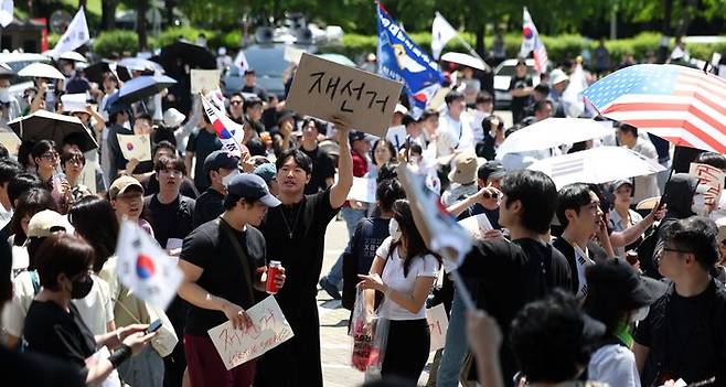 제9회 전국동시지방선거 투표용지 부족 사태에 항의하며 개표소 봉쇄 시위를 이어가는 시민들이 6일 서울 송파구 올림픽공원 핸드볼경기장에 설치된 개표소 앞에서 재선거를 요구하고 있다.ⓒ뉴시스