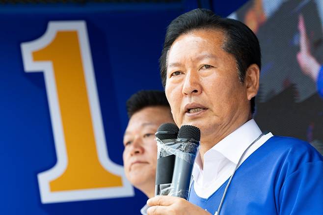 정청래 더불어민주당 대표는 “이재명 대통령이 잘하고 있다면 기호 1번!”이라며 ‘대통령의 선거’를 강조했다. 뉴스1