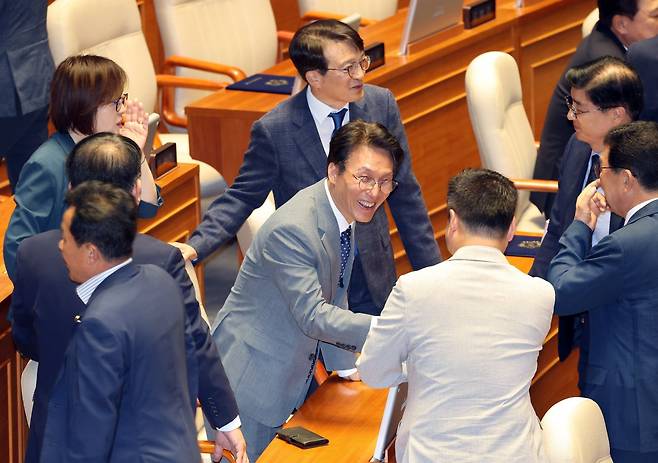 김민석 국무총리가 5일 서울 여의도 국회에서 열린 본회의에서 의원들과 인사를 나누고 있다. 뉴시스