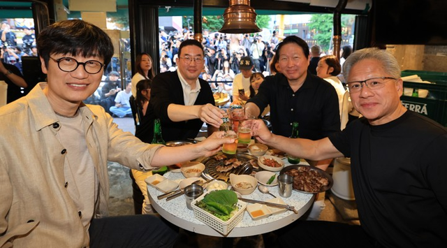 젠슨 황 엔비디아 최고경영자(CEO)와 최태원 SK그룹 회장, 구광모 LG그룹 회장, 이해진 네이버 의장이 지난 5일 서울 마포구 홍대 인근 삼겹살 음식점 ‘형님 저요’에서 건배하고 있다. 연합뉴스