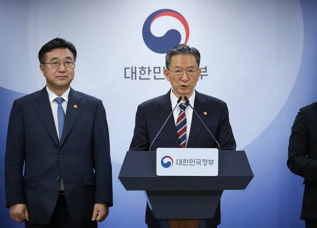 정성호 법무부 장관이 20일 서울 종로구 정부서울청사 브리핑룸에서 제9회 전국동시지방선거 대국민 담화문을 발표하고 있다. [연합뉴스]
