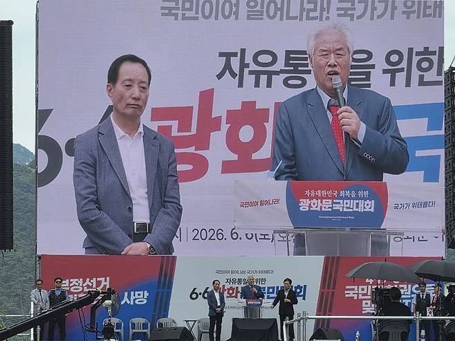 6일 오후 서울 광화문에서 대한민국바로세우기국민운동본부 주최로 열린 '6·6 광화문 국민대회'에서 전광훈 사랑제일교회 목사가 발언하고 있다. 사진=박성현 기자