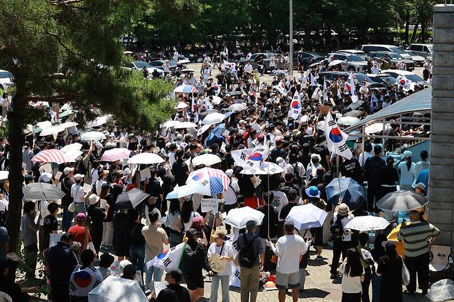 6일 오전 서울 송파구 올림픽공원 핸드볼경기장 앞에 모인 이들이 투표지 부족 사태를 규탄하며 재선거를 요구하고 있다. 정용일 선임기자 yongil@hani.co.kr